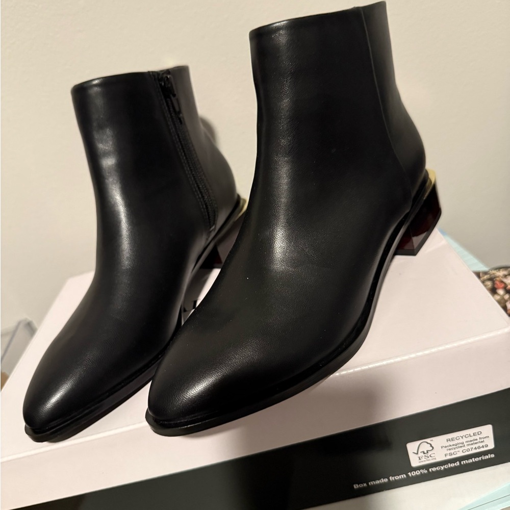 Sleek Black Leather Ankle Boots with Pointed Toe and Side Zipper - Picture 7 of 11